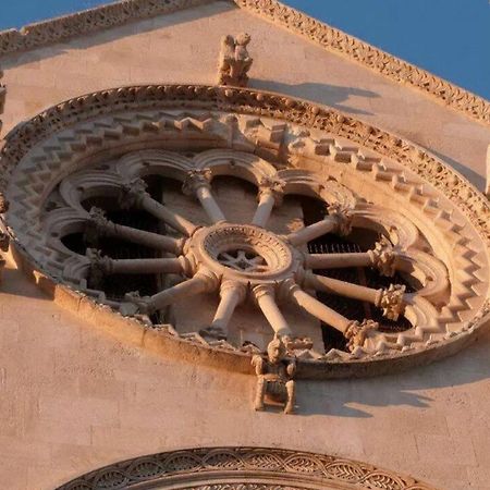 Апартаменты Palazzo Morola XIV Century Джовинаццо Экстерьер фото