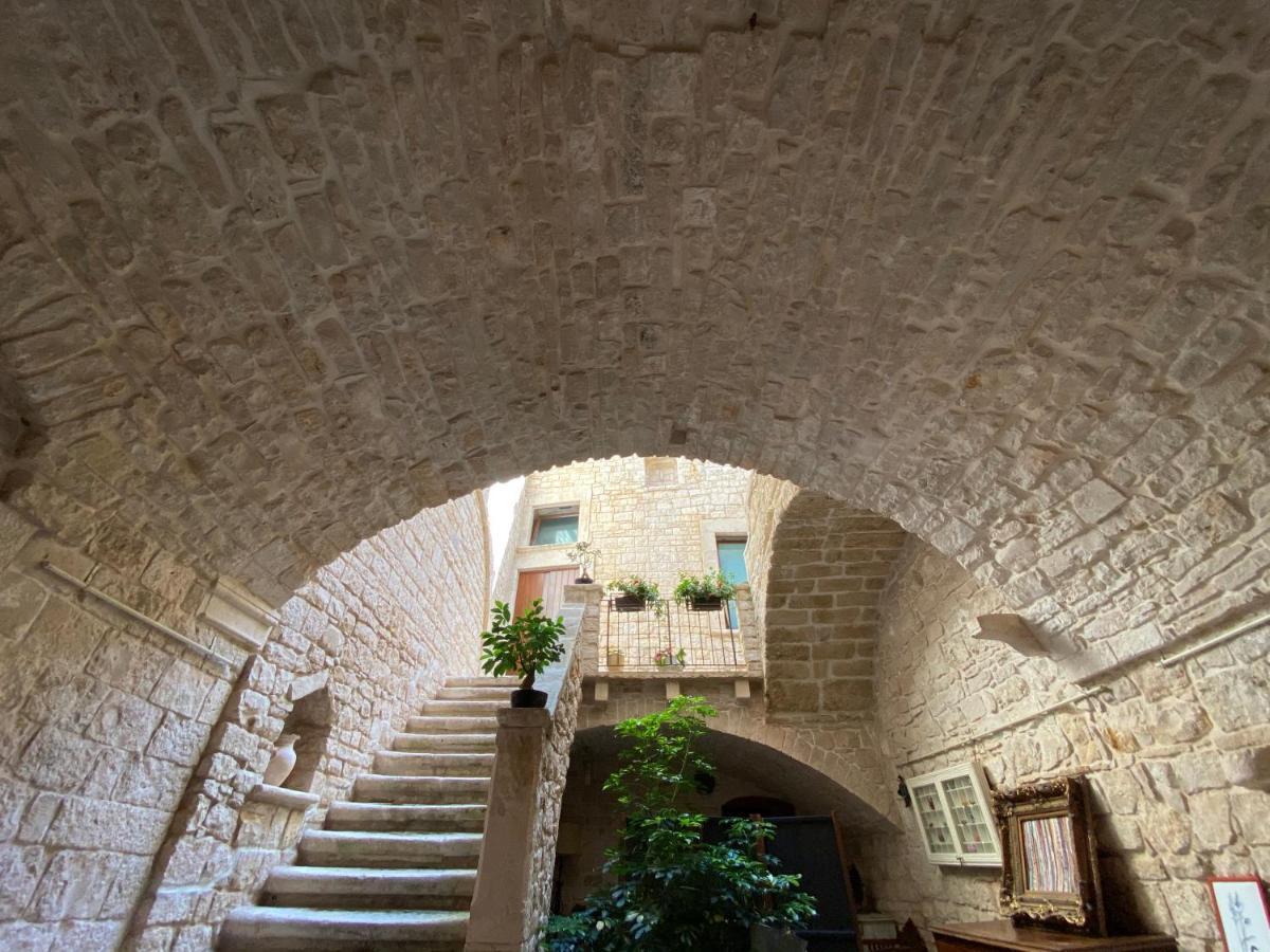 Апартаменты Palazzo Morola XIV Century Джовинаццо Экстерьер фото