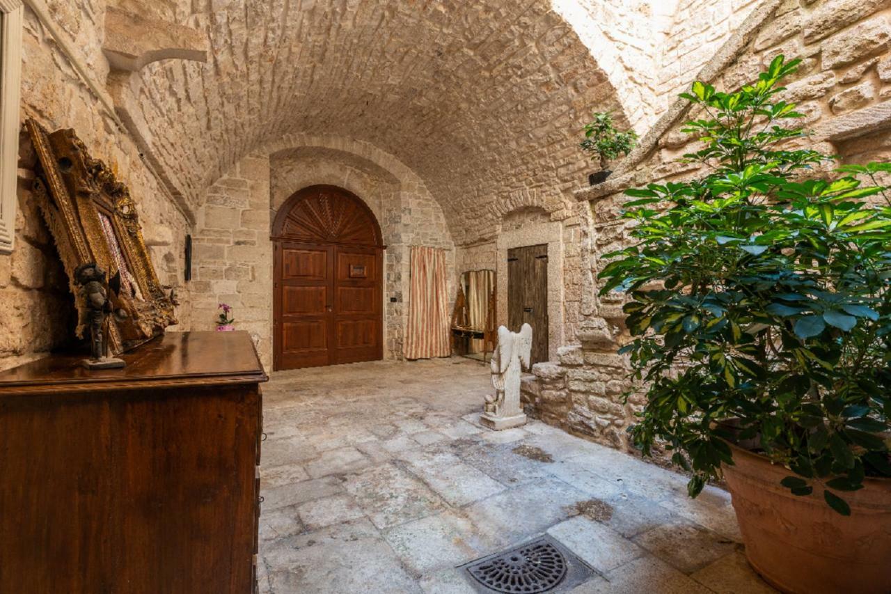 Апартаменты Palazzo Morola XIV Century Джовинаццо Экстерьер фото